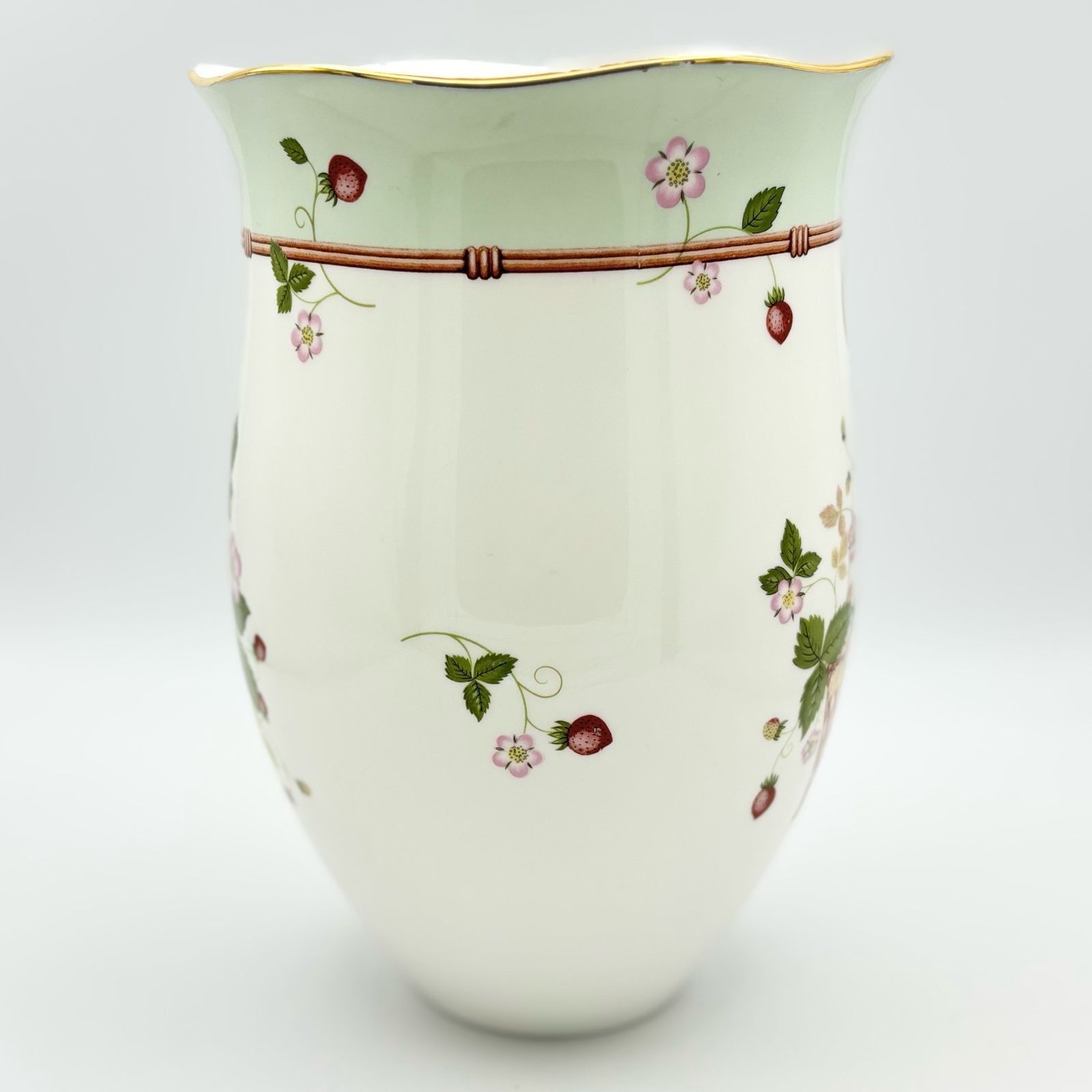  Wild Strawberry 花瓶 WEDGWOOD ワイルドストロベリー 花瓶 | アンティーク家具と喫茶