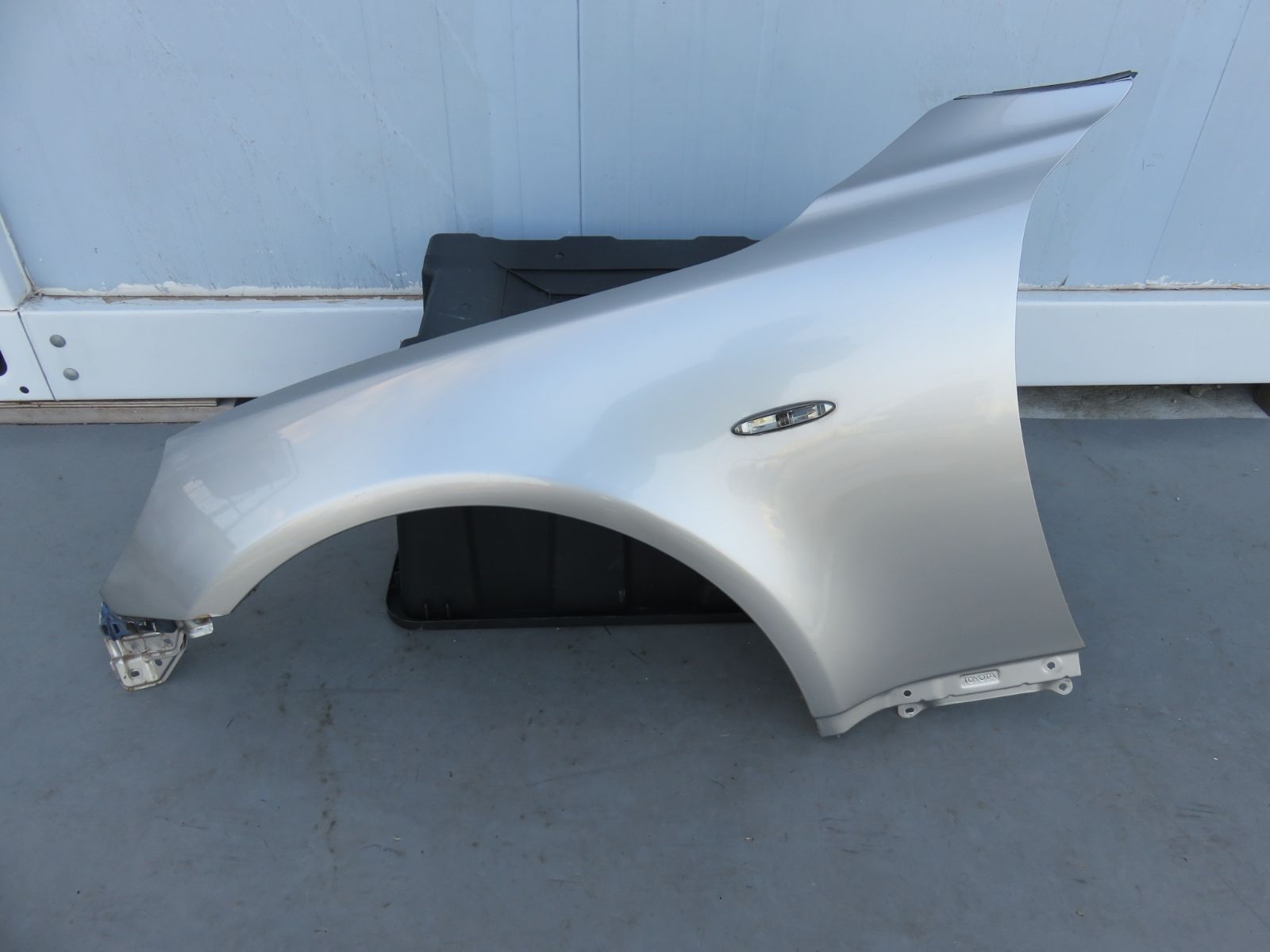 SFC2108 トヨタ ソアラ UZZ40 レクサス LEXUS SC430 後期 左側 助手席側 フロントフェンダー 左前 純正 1F1 コスモシルバー