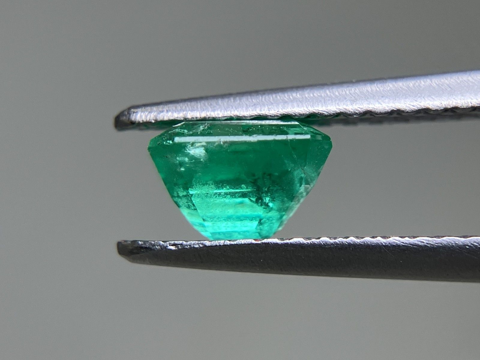 エメラルド 0.932ct 中央宝石ソーティング付き 5.93×5.89×4.00 ルース( 裸石 ) 3784YY ルース エメラルド ⁄ ~ ダイヤモンド ⁄