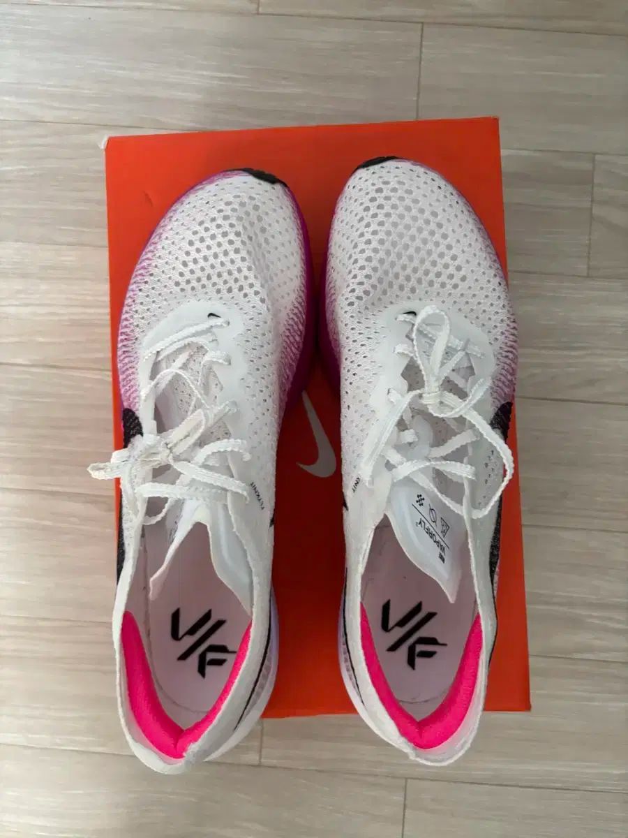 275 NIKE ナイキ ヴェイパーフライ 3