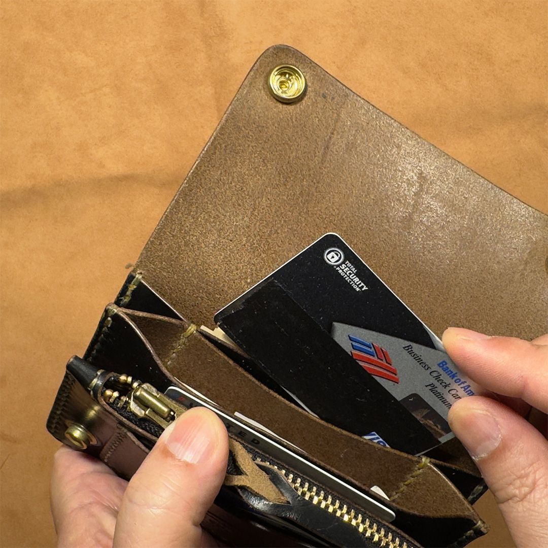 ブラック茶芯｜ミドルトラッカーウォレット –