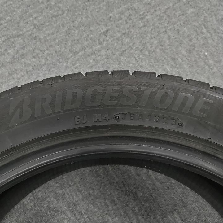 0 T 25080 _スタッドレスタイヤ ブリヂストン BLIZZAK VRX 3 205 50 R 17 4本セット