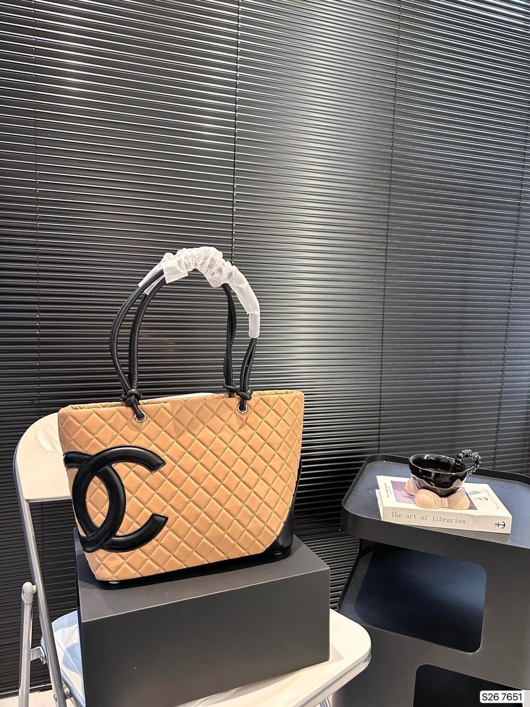 CHANELシャネルの控えめで質感のあるショルダーバッグ｜