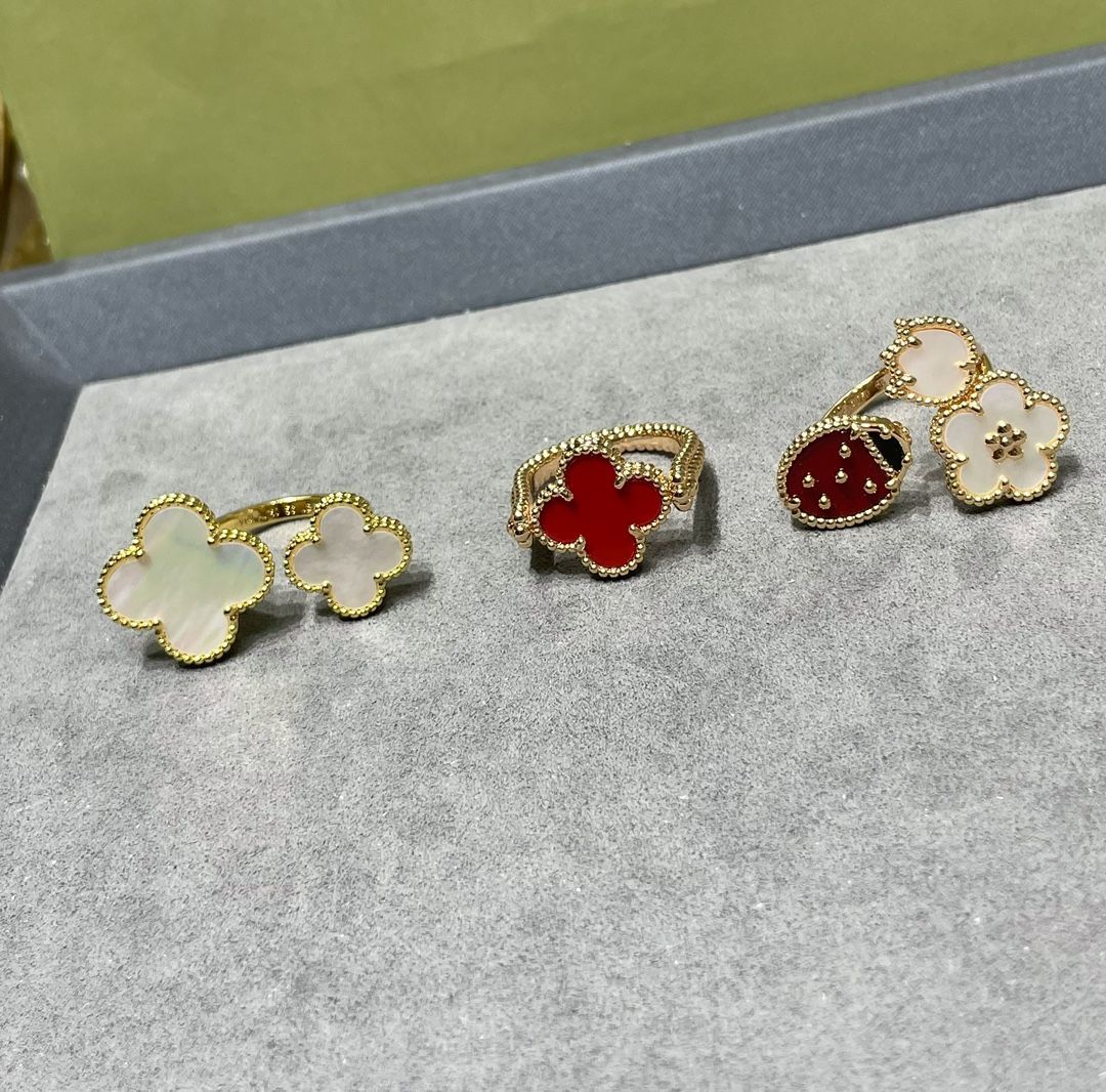 Van Cleef & Arpels 四つ葉スタッドピアス Van Cleef&Arpels