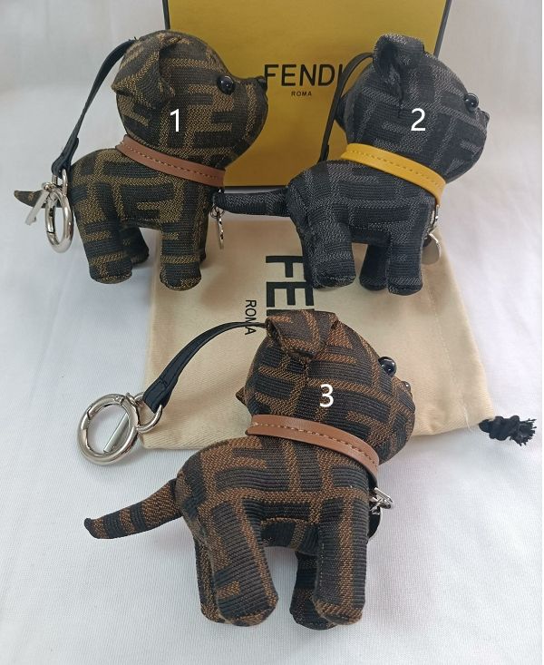 お薦め★フェンディ キーホルダー メンズ バッグチャーム 犬 フェンディ FFモチーフ ロゴ入りドッグカラー キーホルダー