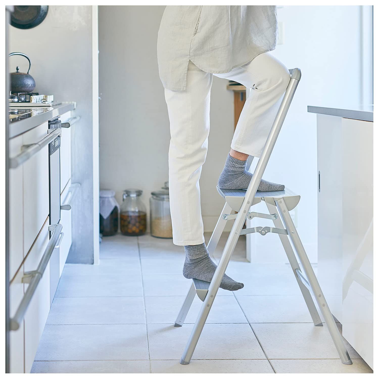 美しく快適に！ 在庫処分 56cm SREW-6a 17724 2段 上枠付天板幅広踏台 長谷川工業 Hasegawa 強さ