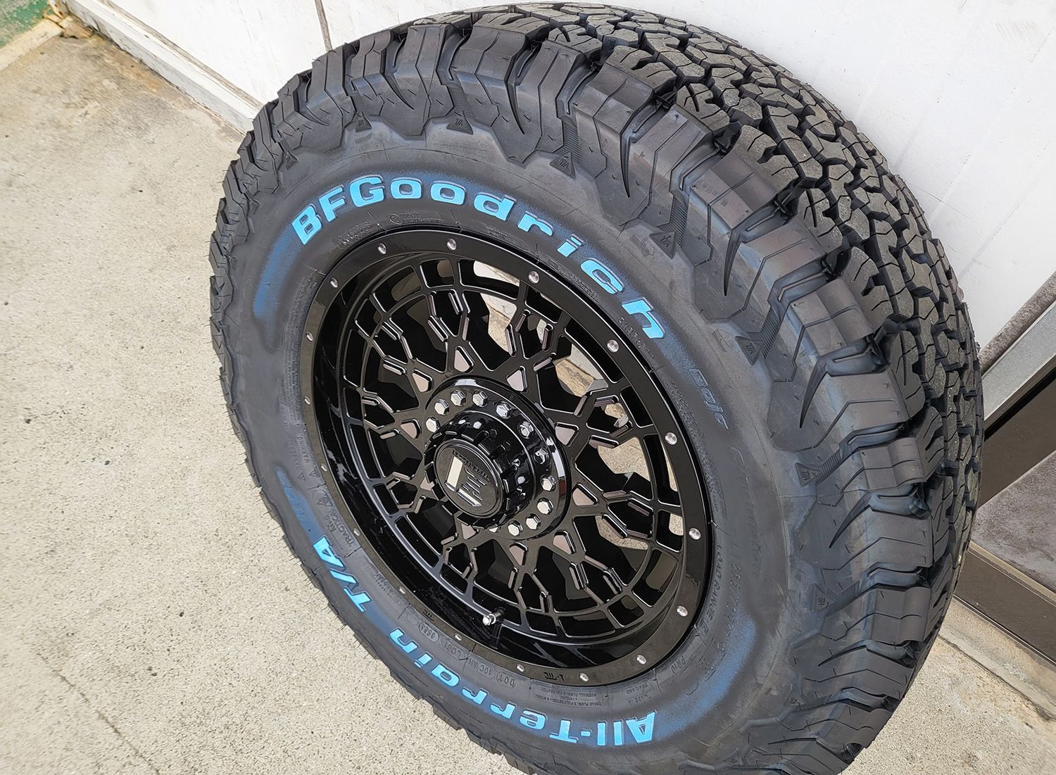 新品タイヤホイールセット！！ プラド ハイラックス FJ パジェロ 17インチ BFグッドリッチ KO2 285/70R17 265/70R17  265/65R17 - メルカリ