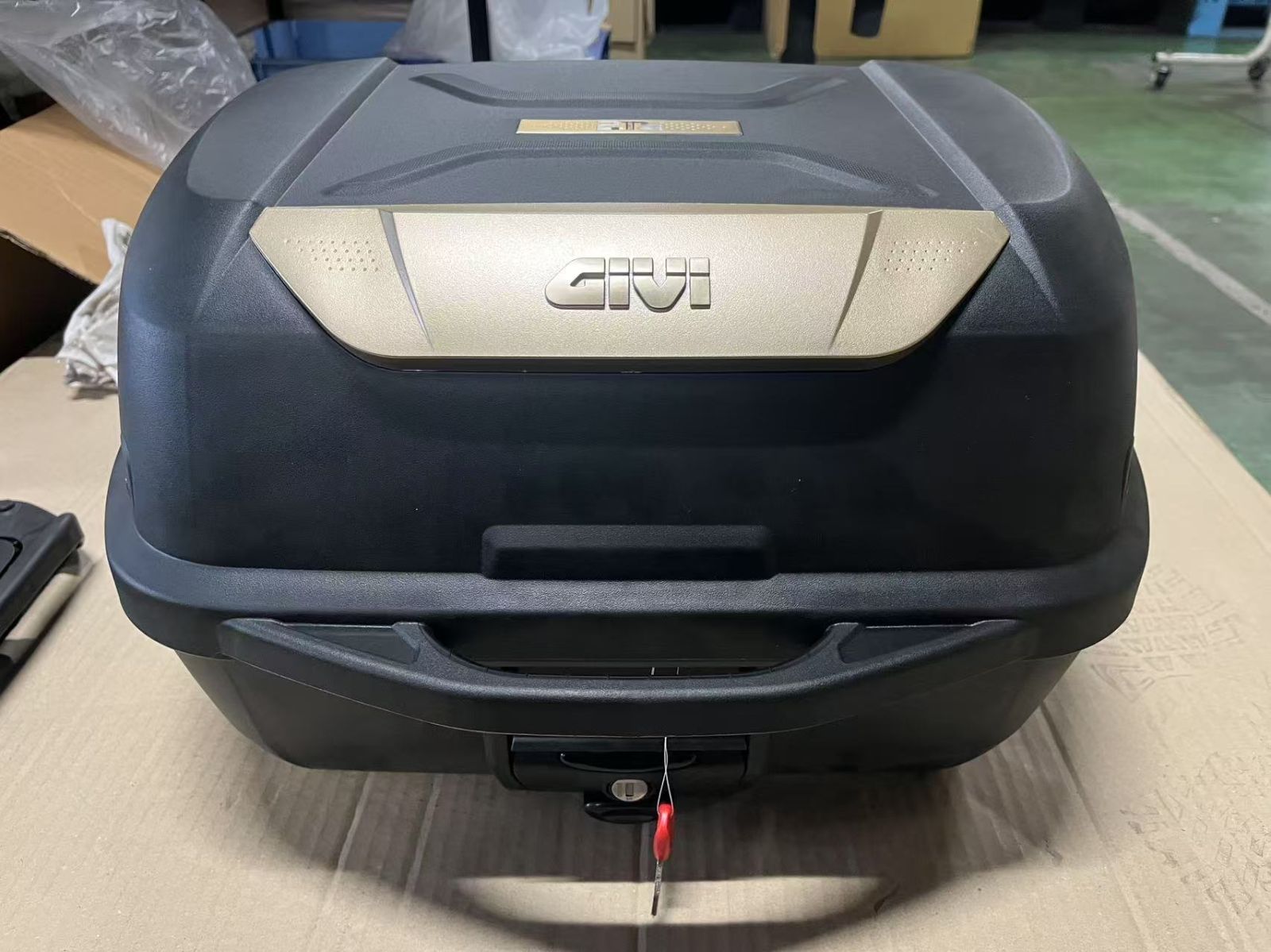 中古・３営業日以内発送GIVI (ジビ) 世界200万個販売記念モデル 43Lゴールド モノロックケース B-06