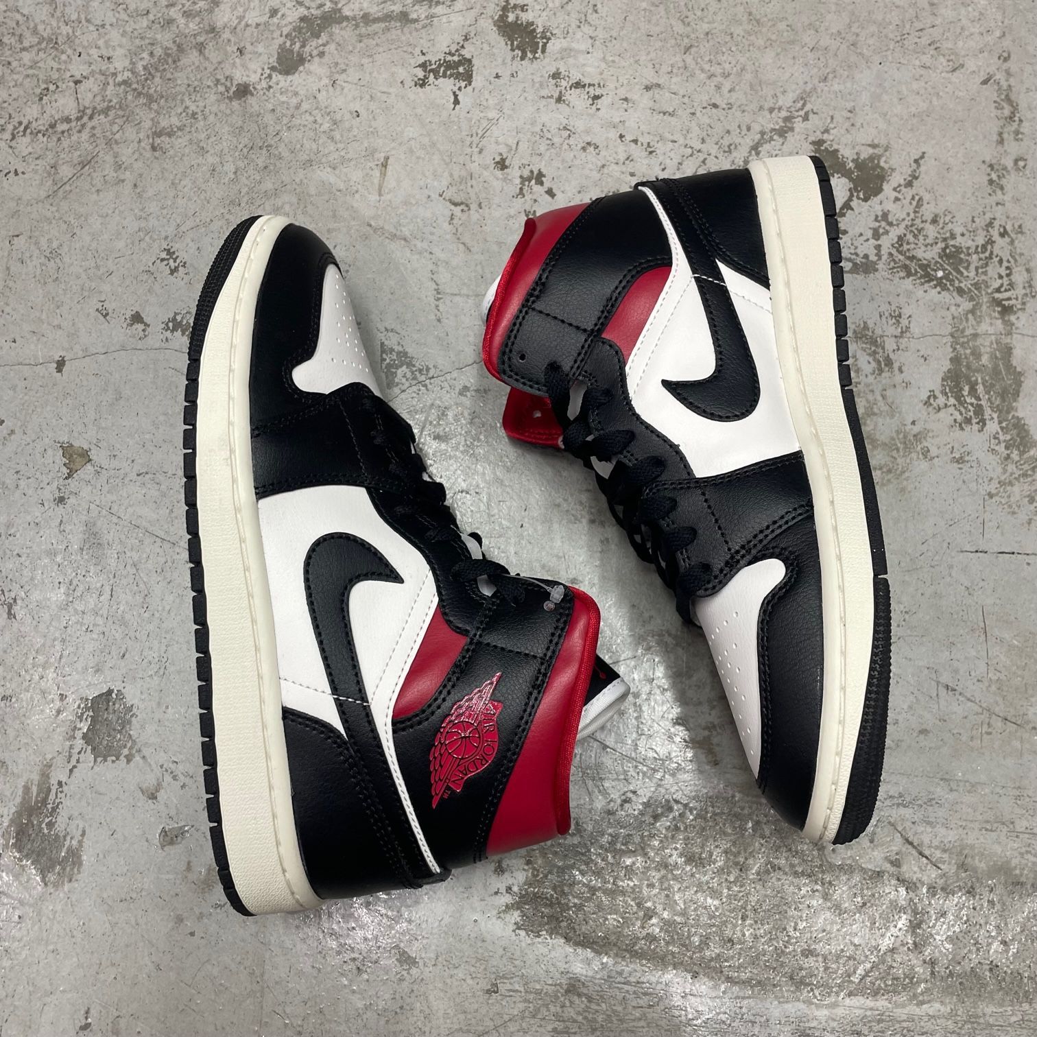新品 国内正規 Nike WMNS Air Jordan 1 Mid Black/Gym Red BQ6472-061 