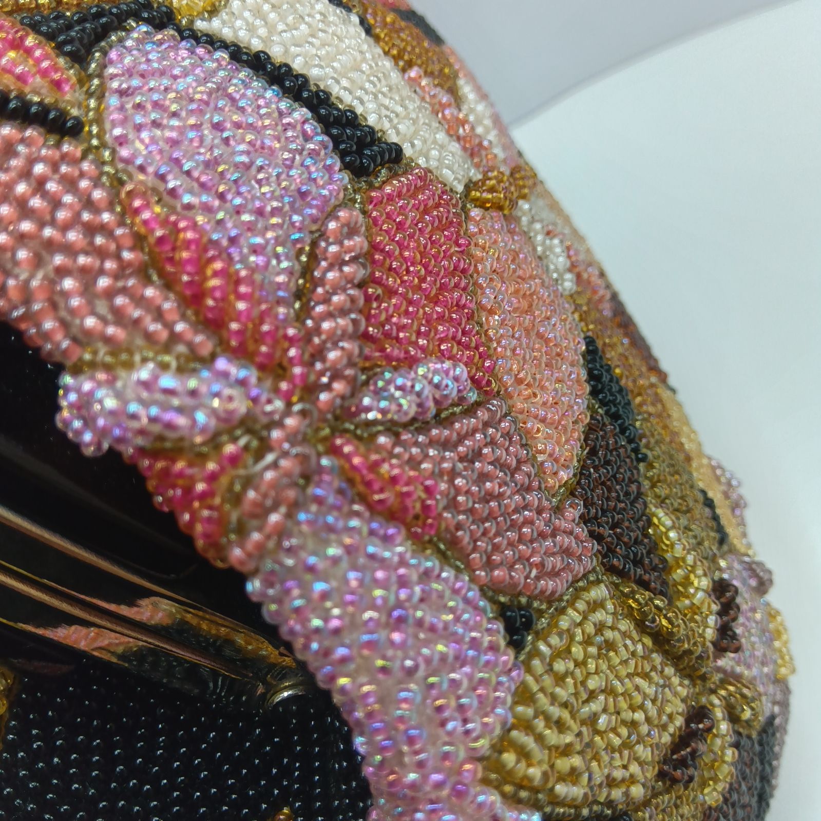 【美品】【希少】ビーズ刺繍 パーティーバッグ ブラウン ゴールド ピンクのお花 縁起吉🔴 昭和レトロ 希少レア 🔷 総柄 ビーズ刺繍バッグ ／ 立体的花