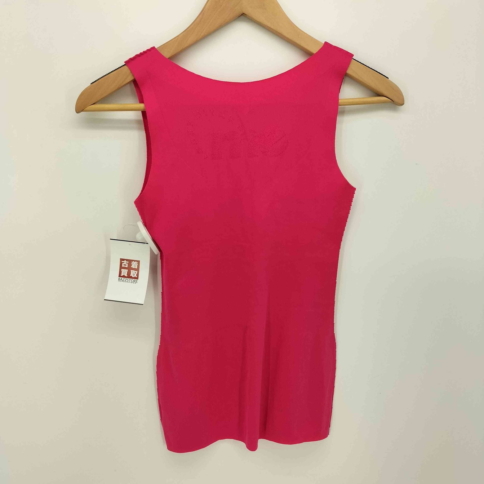 me ISSEY MIYAKE(ミー イッセイミヤケ) 背面ロゴ ノースリーブ タンクトップ レディース  中古 古着 0803 ミー イッセイミヤケ me ISSEY MIYAKE 背面ロゴ ノースリーブ