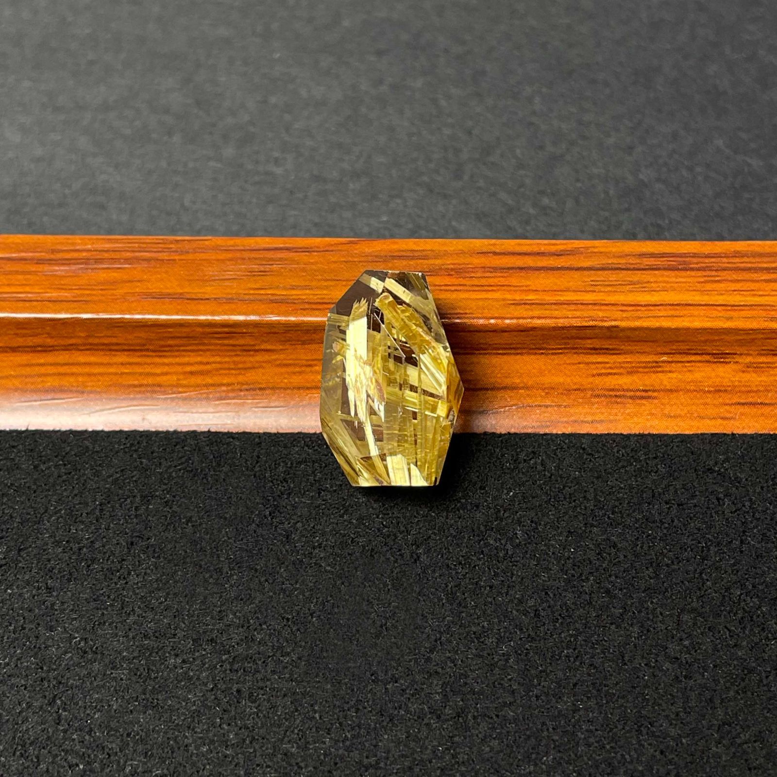 10 OFF EU製 黄金タイチンルチル パワーストーン 天然石 原石 金運 お守り プレゼント2 20.7 13.4 12.2mm ZZ1551