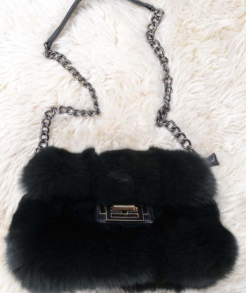 上質フォックスを使用した華やかなファーショルダーバッグダークグリーン 毛皮ファー