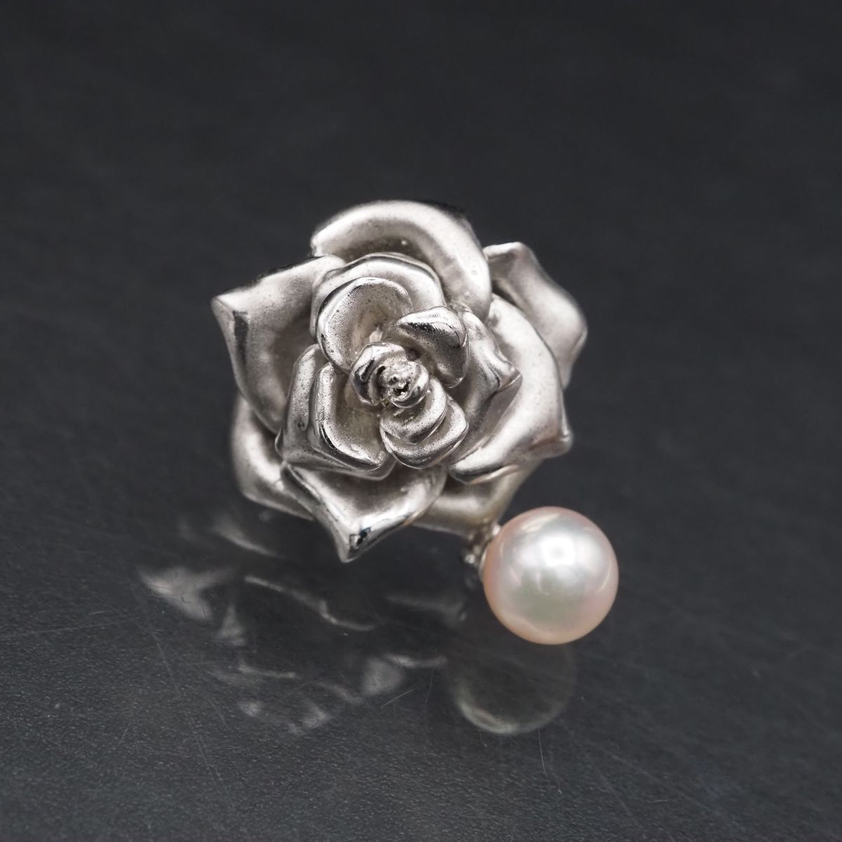 F926 本真珠 6.5mm珠 パール SILVER刻印 ピンブローチ 薔薇 バラ ローズ デザイン シルバー ラペルピン 6月誕生石