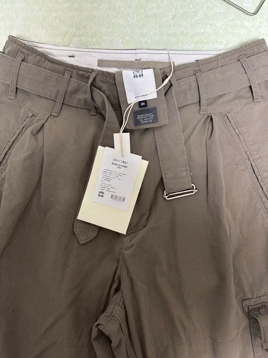 2 POLYTERUベルト付きカーゴ ズボン オリーブ グレー