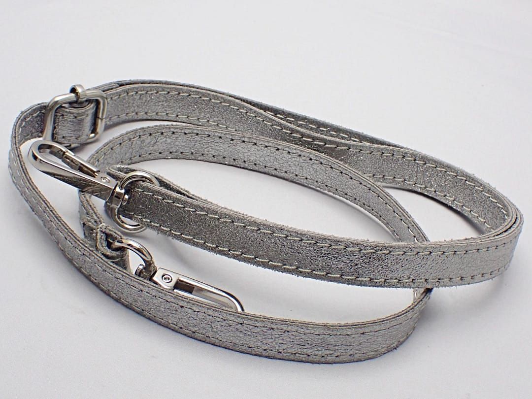 LAURA DI MAGGIO ローラディマッジオ ２WAY ショルダーバッグ チェーンストラップポーチ付き シルバーメタリック 中古B 【送料無料】 A-8870【質屋出品】 LAURA DI MAGGIO ローラディマッジオ 2WAY ショルダーバッグ チェーン