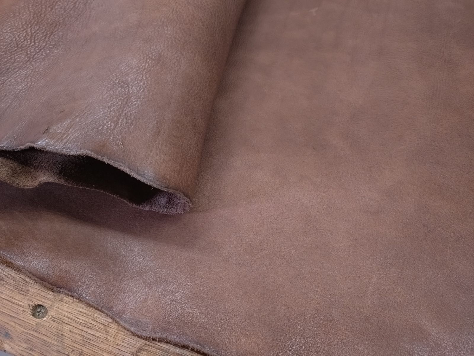 ヌメ革シュリンク ダークブラウン 半裁 268ds