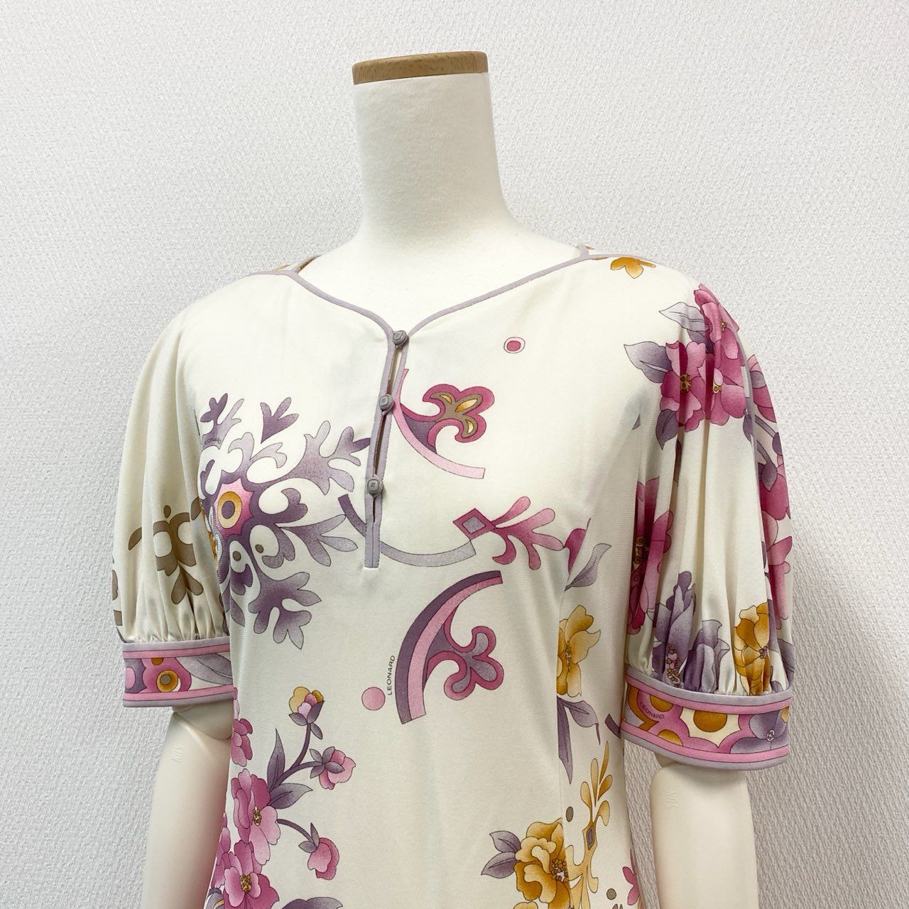 【美品】LEONARD レオナール 花柄 半袖ワンピース カンカン素材 38 76i12 《美品》 LEONARD レオナール 美しい花柄プリント