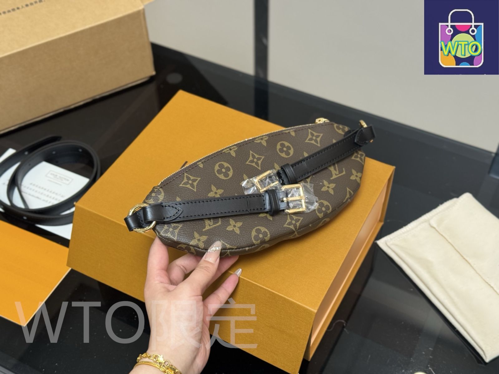 コロッと感が可愛い♪ Louis Vuitton KEEPIT ウエストバッグ Louis Vuitton x NIGO Monogram Reverse Canvas Stripes City
