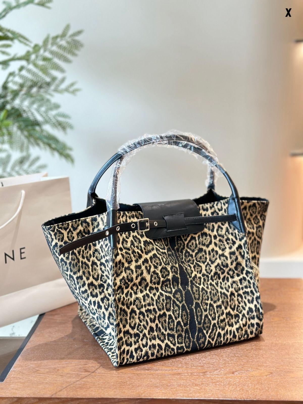 【CELINE直営】セール価格！TREKKING メッセンジャーバッグ 豹柄 今日特価】Celine 豹紋 ウィング ショッピングバッグ！国内送料