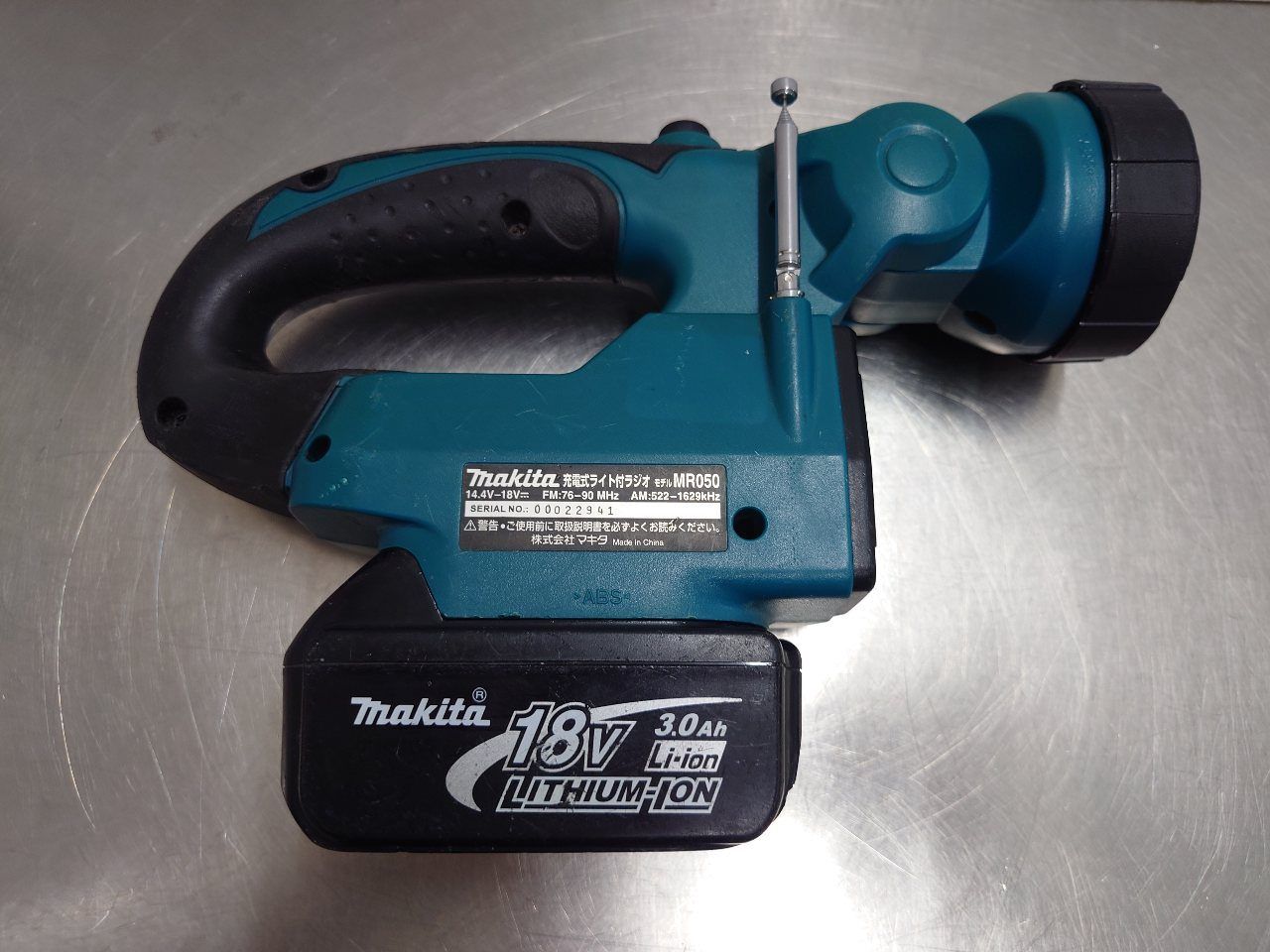 マキタ　Makita　充電式ライト付きラジオ　１８Vバッテリーパック付き　MR050＆BL1830 マキタ Makita 充電式ライト付きラジオ 18Vバッテリーパック付き