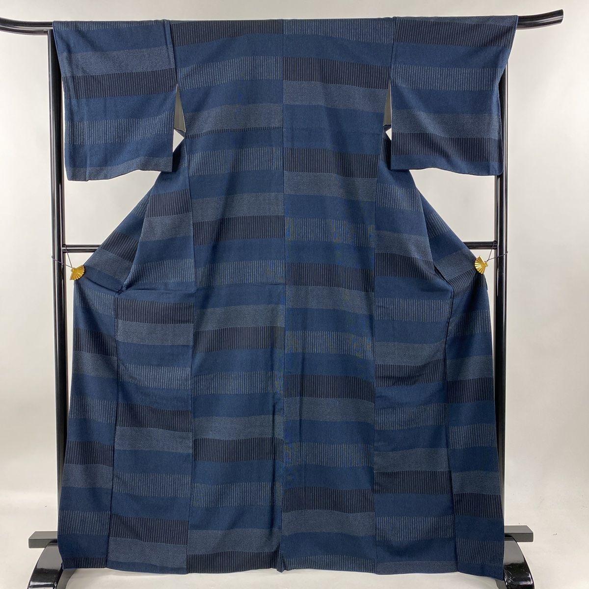 紬 身丈164.5cm 裄丈63.5cm S 袷 亀甲絣 縦縞 紺色 正絹 美品 逸品  