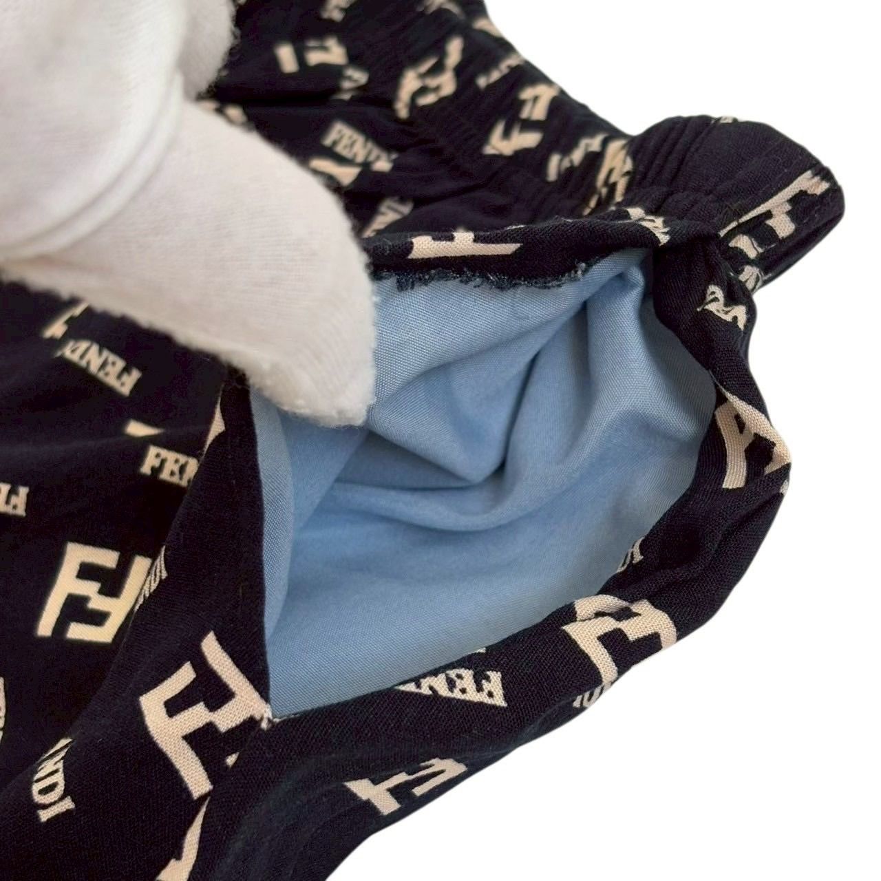 FENDI フェンディ ハーフパンツ 黒 FF 総柄 ショートパンツ 部屋