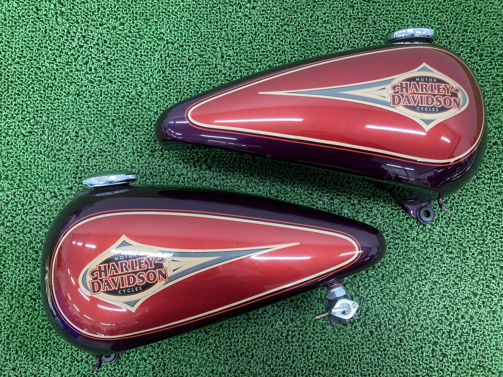 カスタムペイント ハーレー レガシータンクをキャンディブラックの