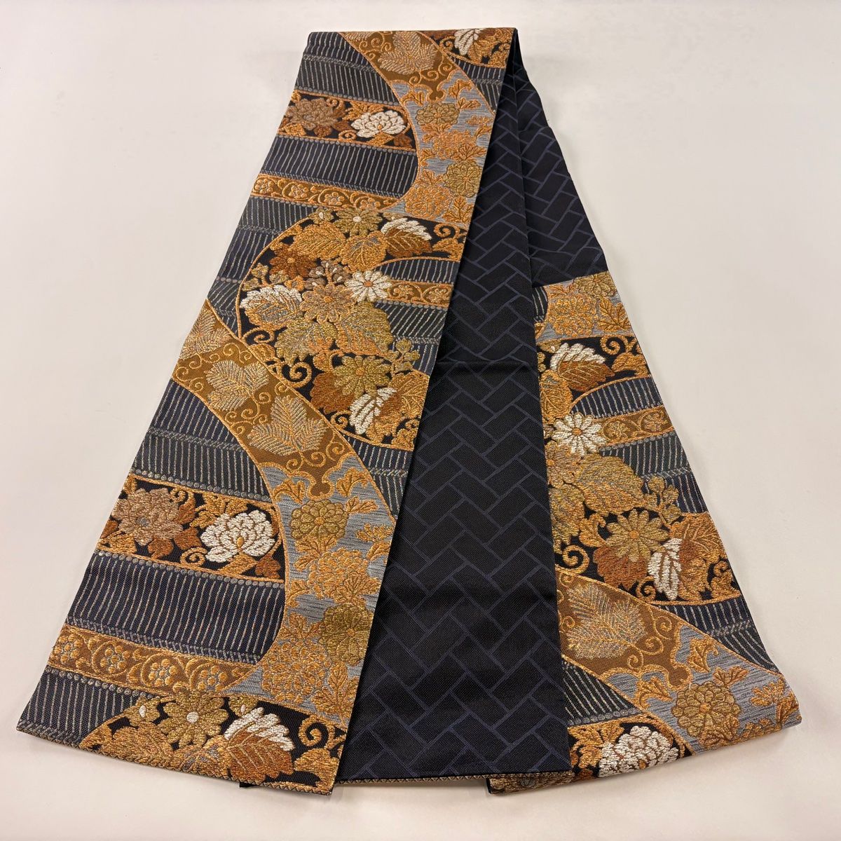 袋帯 名品 菊 桐 金糸 箔 黒灰 六通 正絹 【中古】 - メルカリ
