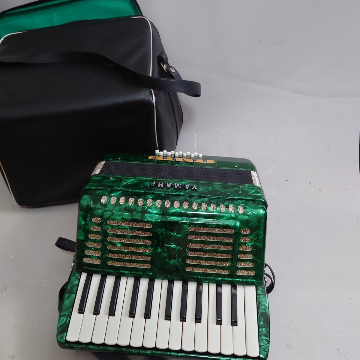 動作品 YAMAHA アコーディオン 32鍵盤 グリーン×パール ケース付き z-1889