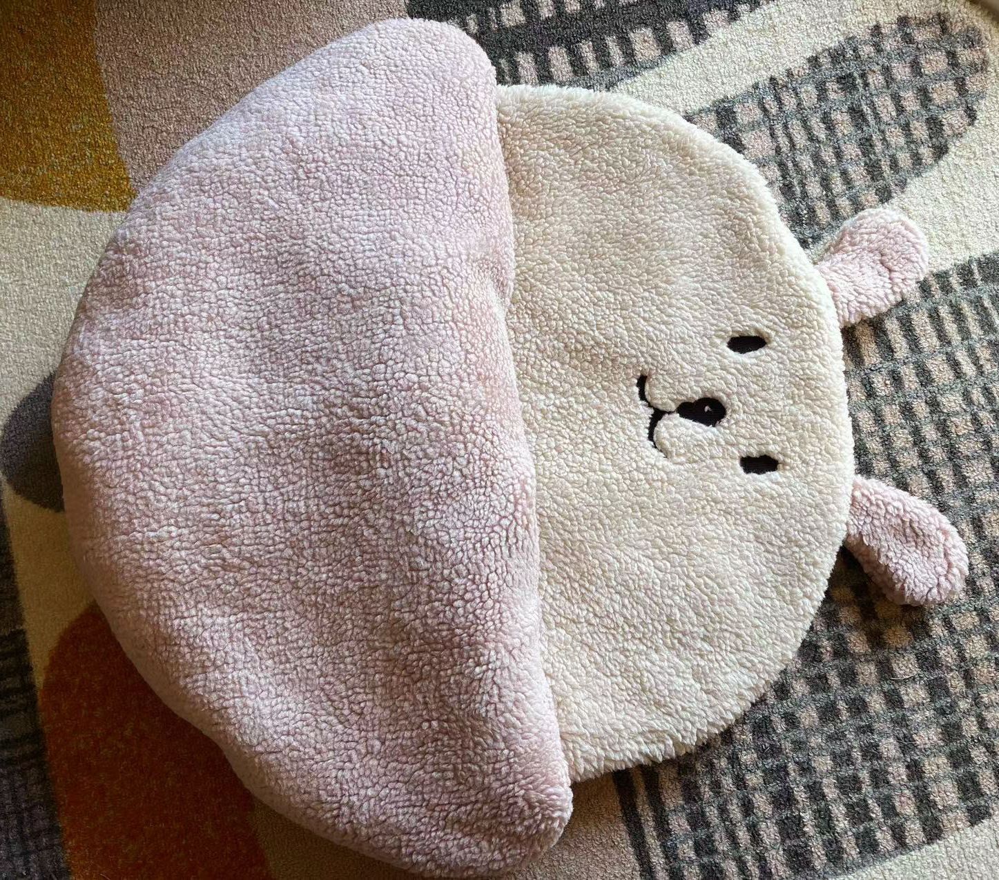 Sサイズ ペット用 寝袋 ペットベッド 半密閉 マット ユニーク 耳付き 顔付き ふわふわ かわいい おしゃれ 高品質 室内 ピンク ブルー ベージュ ブラウン サイズ展開 春 夏 秋 冬 オールシーズン 犬用 猫用 小型犬 中型犬 小型猫 中型猫 大型猫