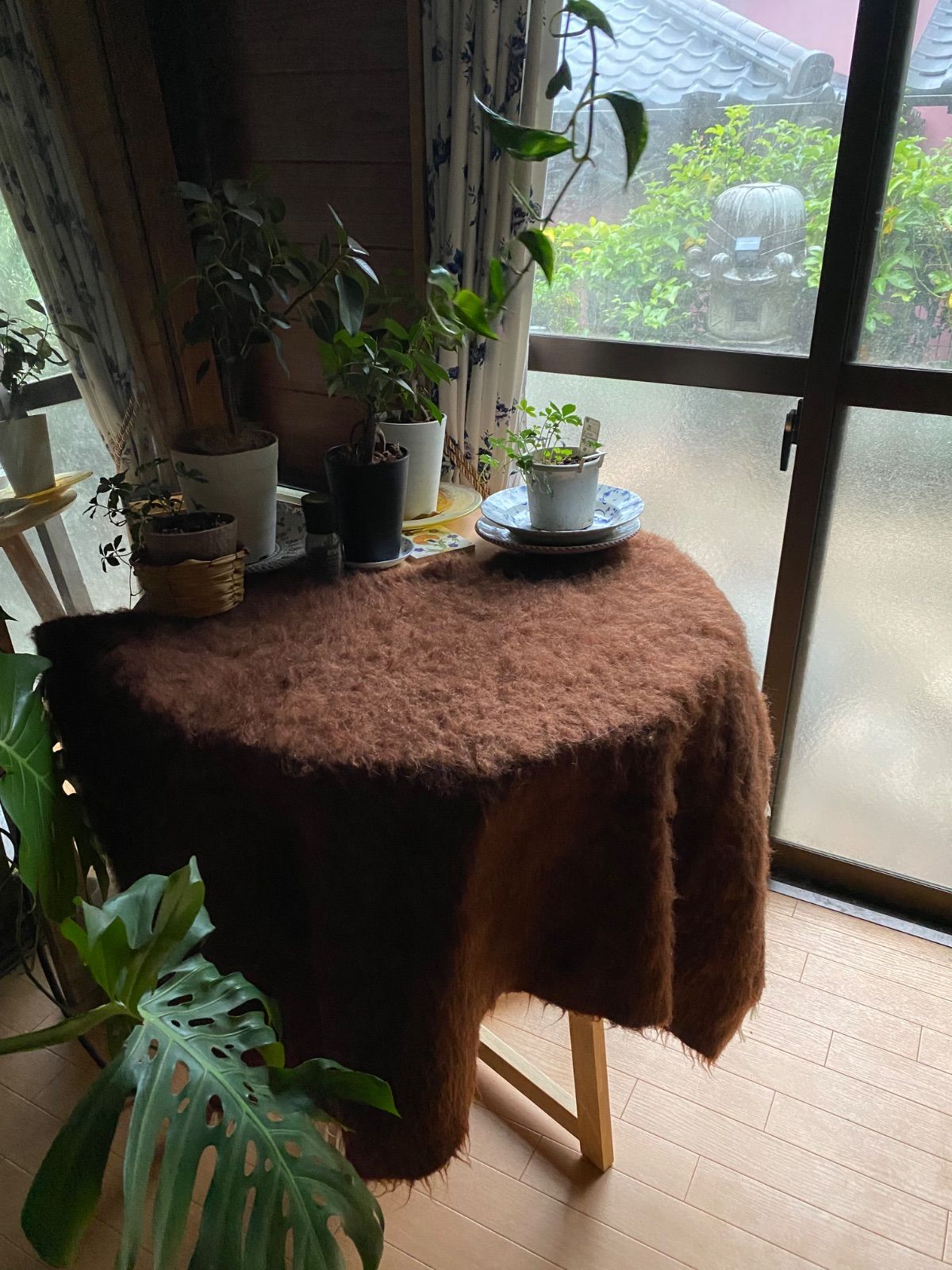 キャンプにも一枚あると四季を通じて便利