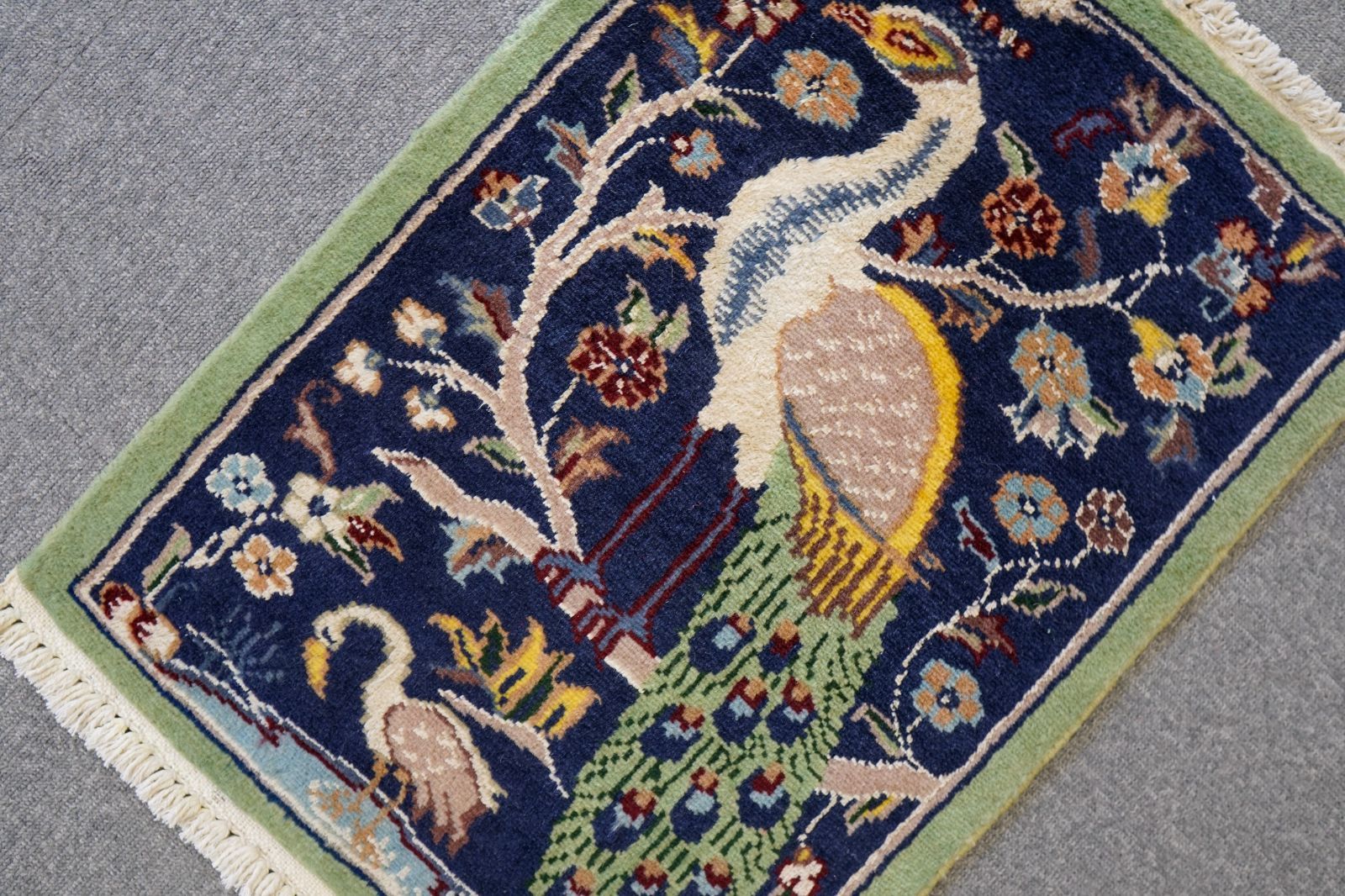 62×44cm【パキスタン手織り絨毯】ウール とシルク ペルシャ絨毯