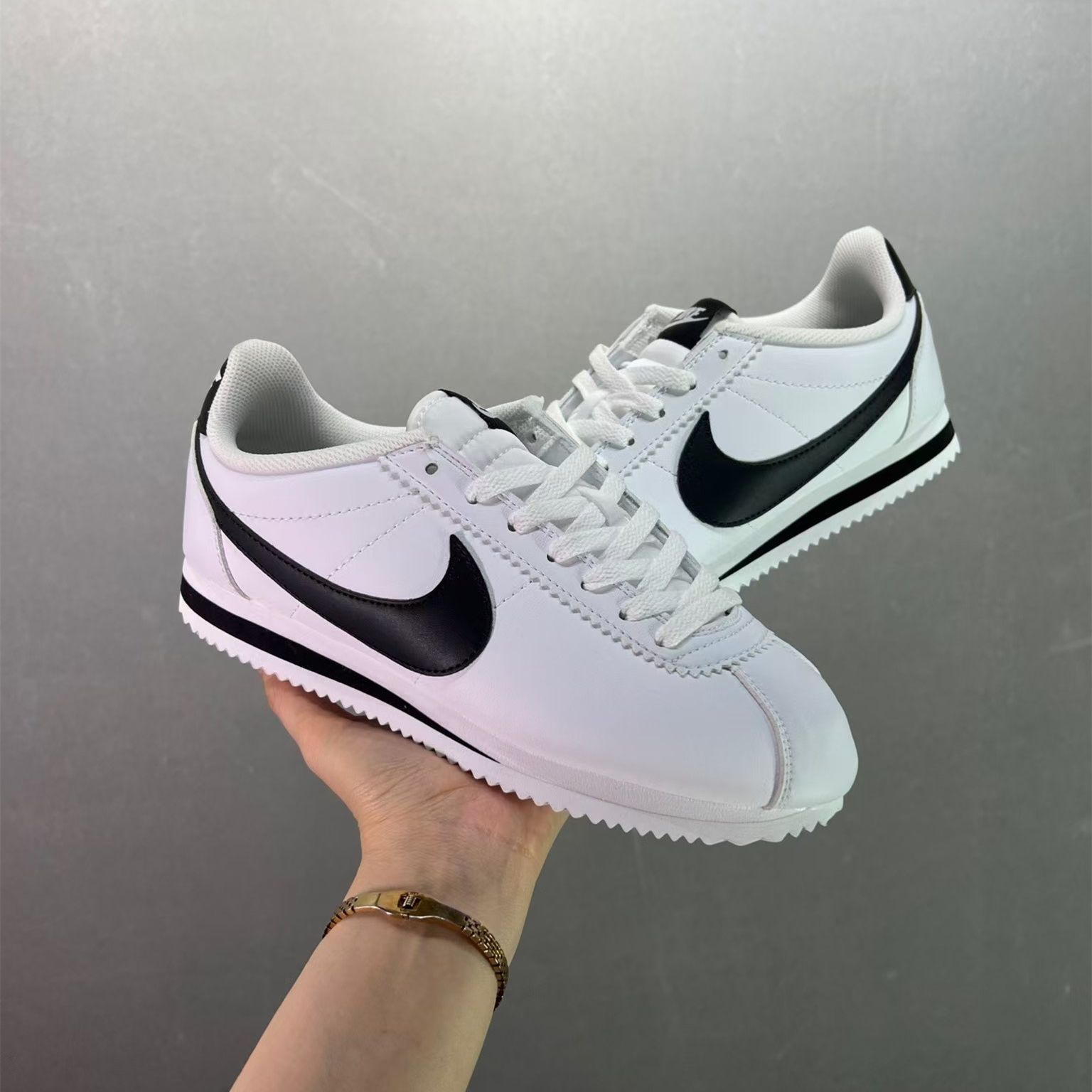 NIKE ナイキ WMNS CLASSIC CORTEZ LEATHER 'WHITE BLACK' ウィメンズサイズモデル クラシック コルテッツ  レザー 'ホワイト ブラック' レディース メンズ スニーカー WHITE/BLACK-WHITE - メルカリ