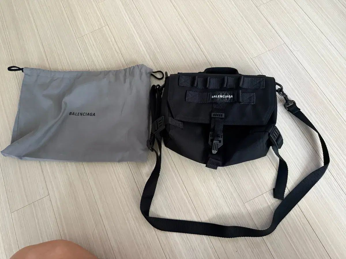 BALENCIAGA バレンシアガ AMI PARIS アミパリス メッセンジャーバッグ