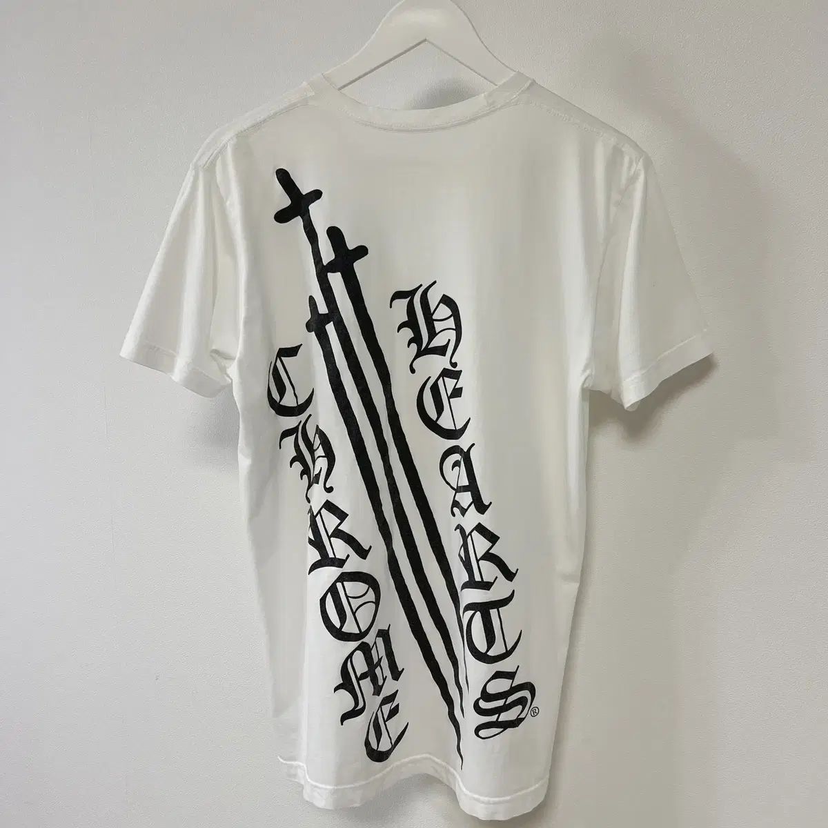 M CHROME HAEATS(クロムハーツ) RS3 トリプル クロス ゴシック ロゴ Tシャツ 白