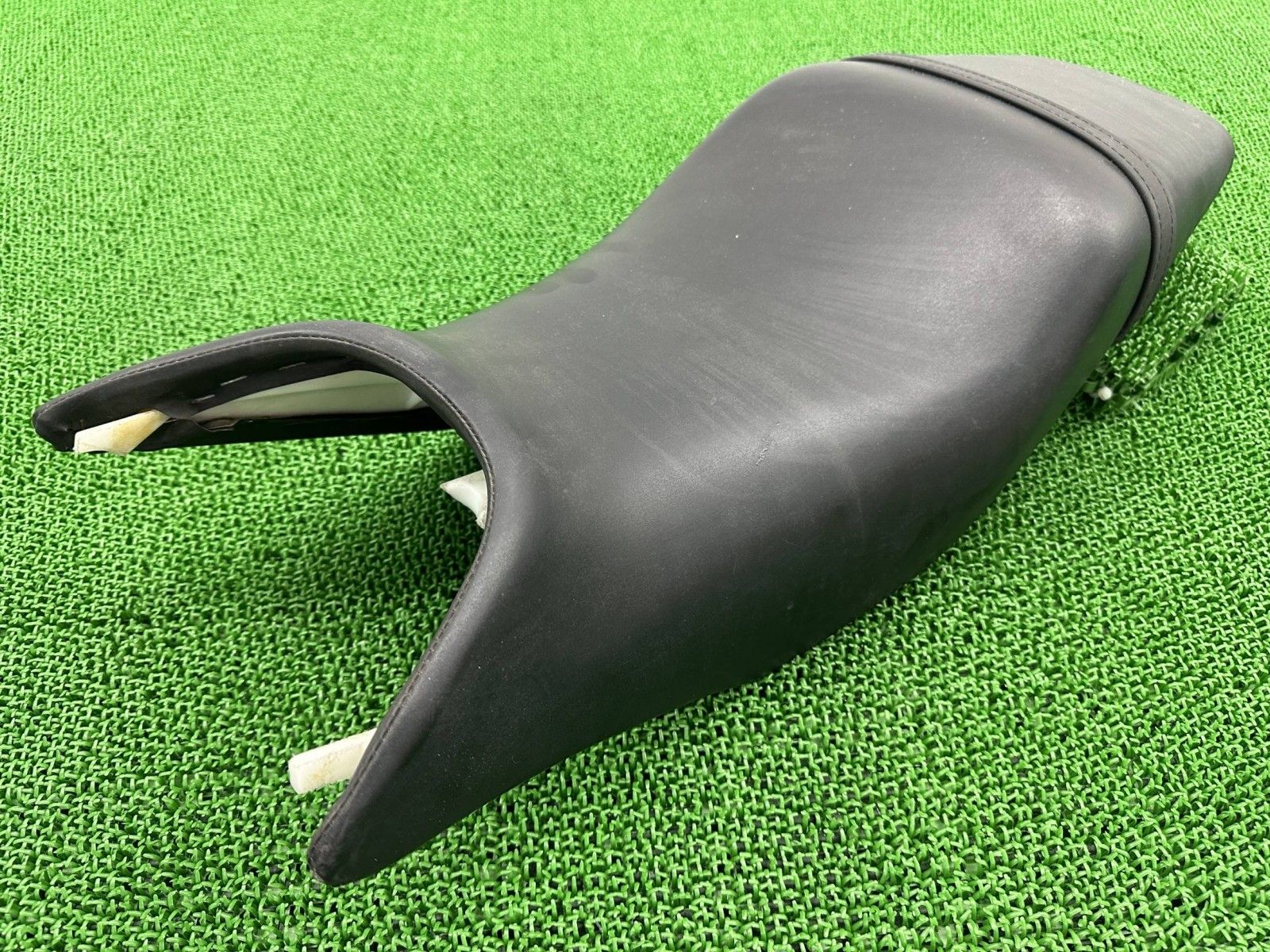 VTR250 シート ホンダ 純正 バイク 部品 MC33 VTR250-FI シートバンド 修復素材に シートベース良好 人気のノーマル rH