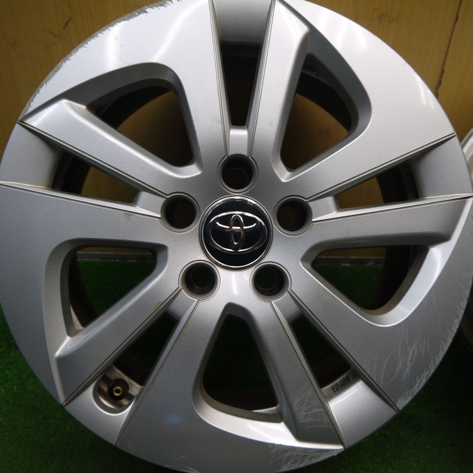 【送料込】50プリウス　15インチ 純正ホイール タイヤセット 4本 送料無料] 4本価格☆トヨタ 50系 プリウス 純正 ホイール 15