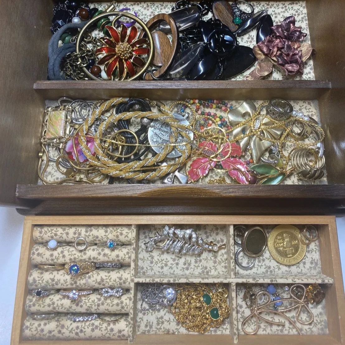 ジュエリーボックス 遺品整理 金 まとめ 昭和レトロ 未 ヴィンテージ ジュエリー 腕時計 生前整理 片付け 指輪 ネックレス キラキラ 百貨店 ブランド 大量 GOLD SILVER 銀 ブローチ イヤリング トップ コイン