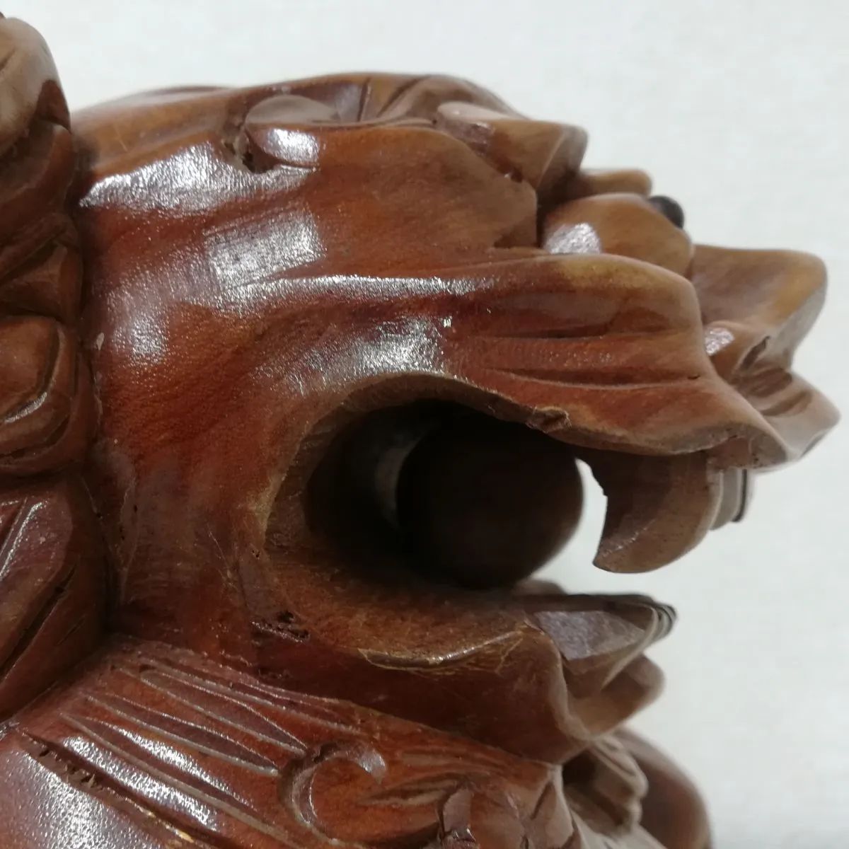 木彫りの玉乗り唐獅子（狛犬、シーサー）の置物 木彫り 玉乗り 獅子 狛犬 シーサー 工芸品 置物 中古 送料無料 2842