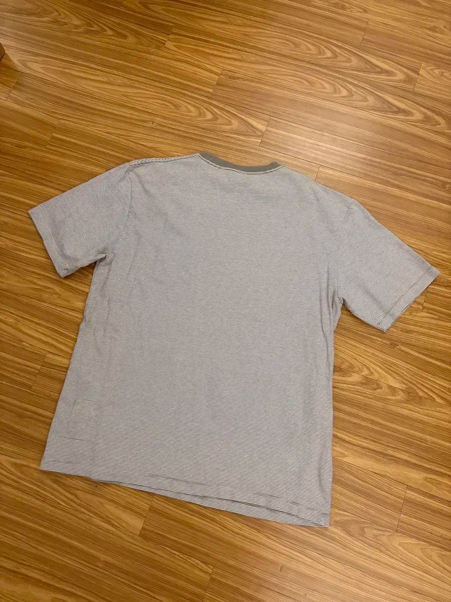 カーキ Tシャツ