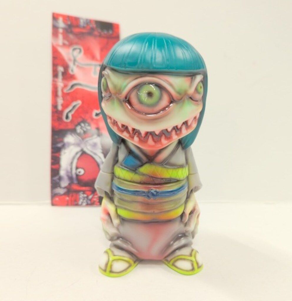 かっこわらい雑貨店 よしこ ブルーグレー髪/モカブラウン着物/黄緑帯