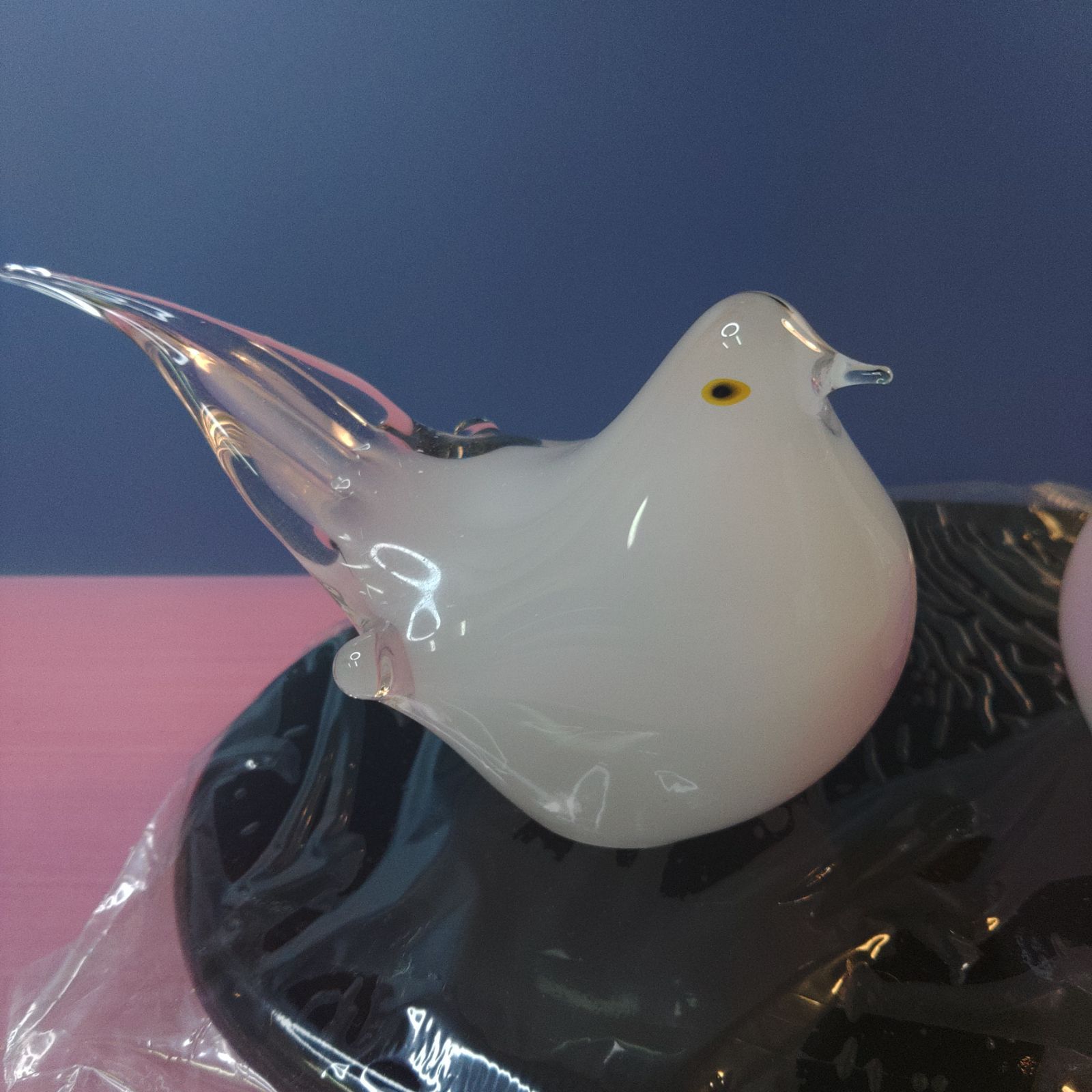 伝統工芸品「マルティグラス（福岡積層工芸ガラス）」の鳥の置物