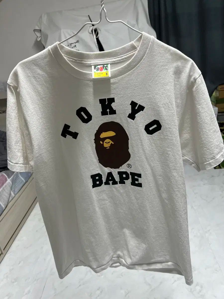 【雷市場（ポンジャン）商品韓国直送】 m A BATHING APE(アベイシングエイプ) 東京 カレッジ シティー Tシャツ