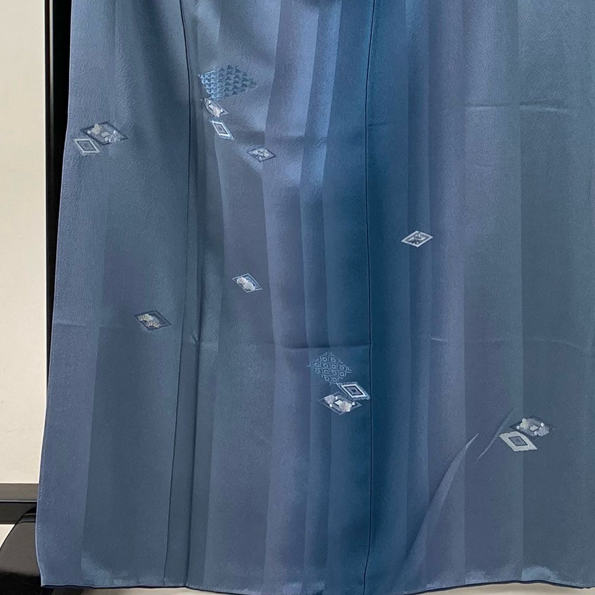 小紋 身丈165.5cm 裄丈69cm L 袷 菱 松梅 刺繍 金糸 青灰色 正絹 秀品
