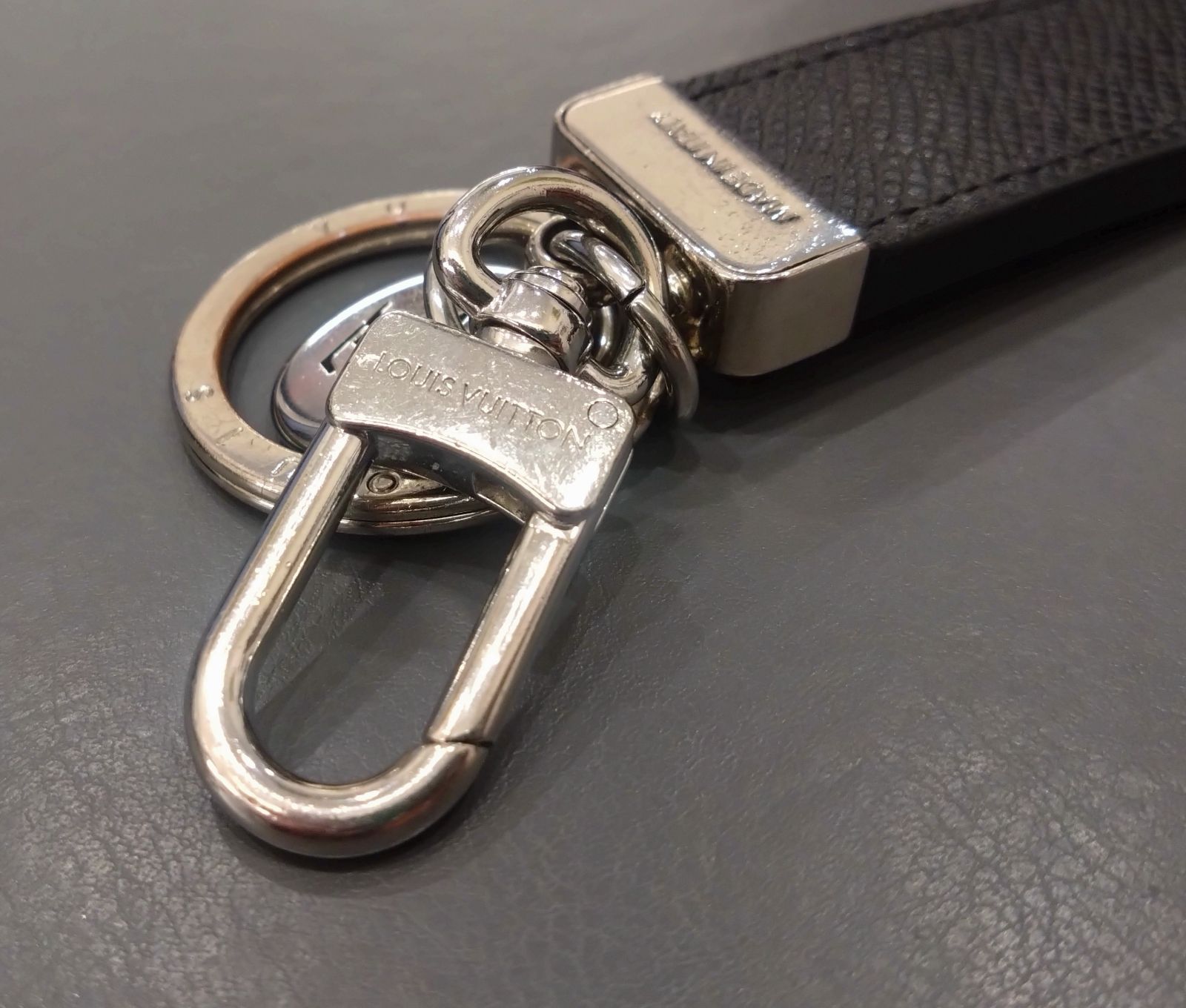 新品レベル✨ルイヴィトン キーホルダー モノグラムエクリプス LOUIS VUITTON ルイ・ヴィトン キーホルダー・LVシグネチャー