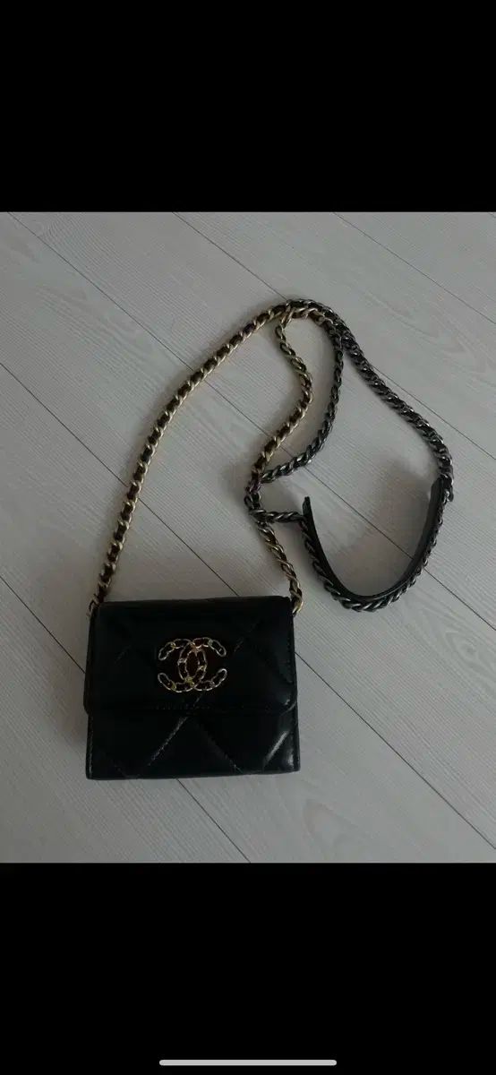 Chanel シャネル ブラック ラムスキン 金具 CC ロゴ CHANEL フラップ チェーン 長い鼻