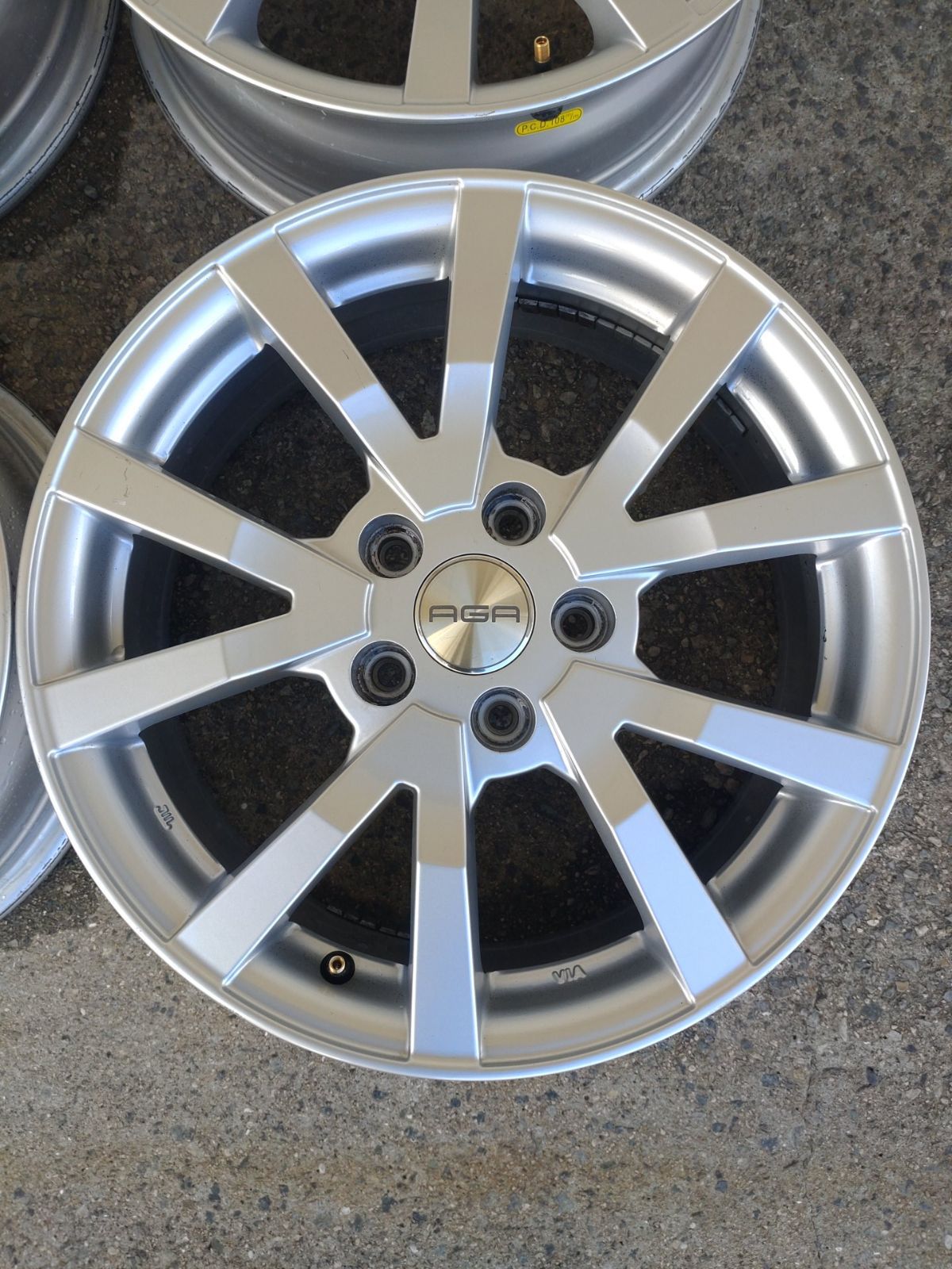 定番の AGA エージーエー Esprit エスプリ 16インチ 6.5J 39 PCD 108-5穴 プジョー3008 等 4本セット