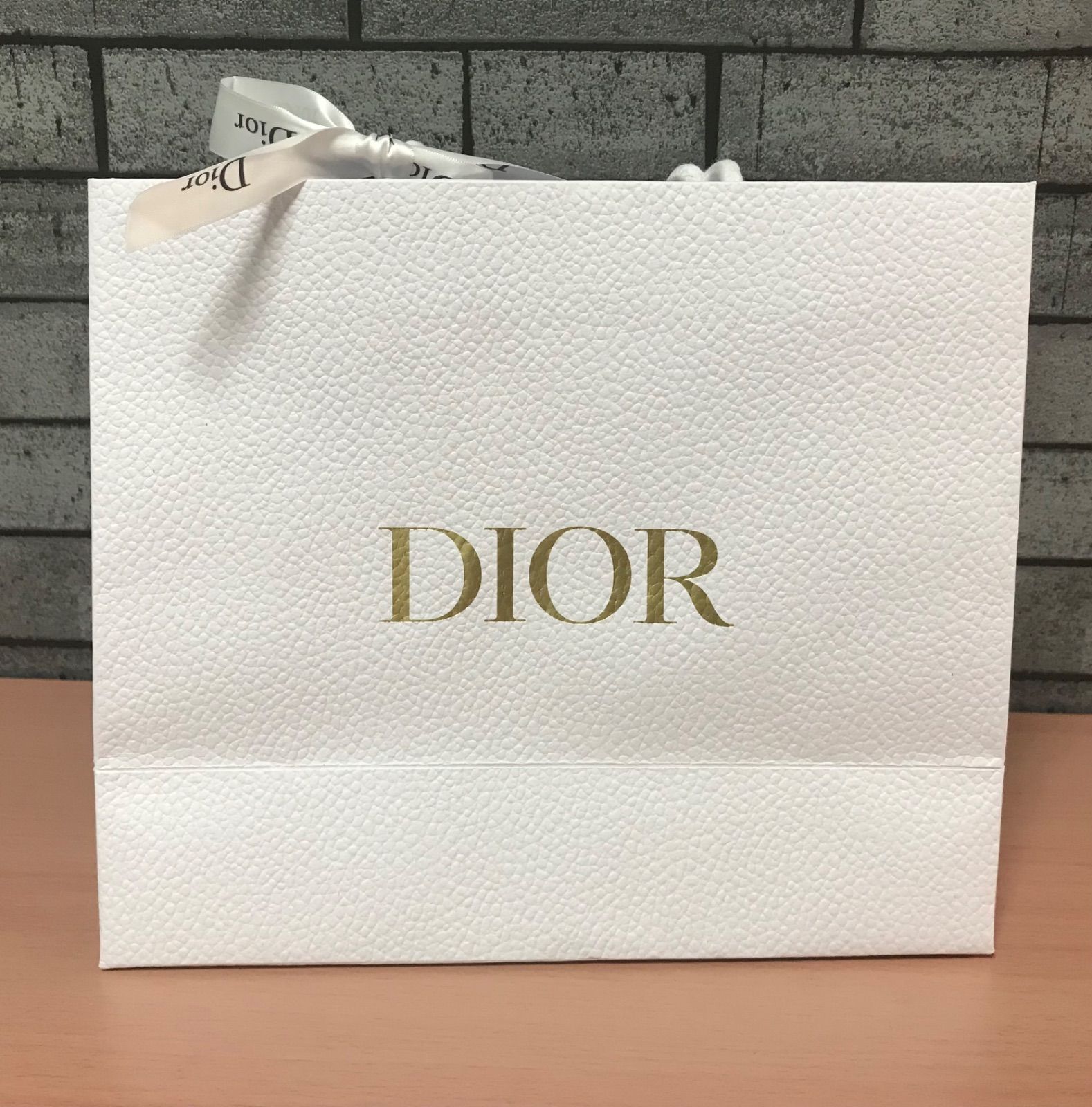 Dior ディオール ショップ袋 ショッパー 白地ブラック文字のリボン付き Skyrocket Enterprise メルカリ