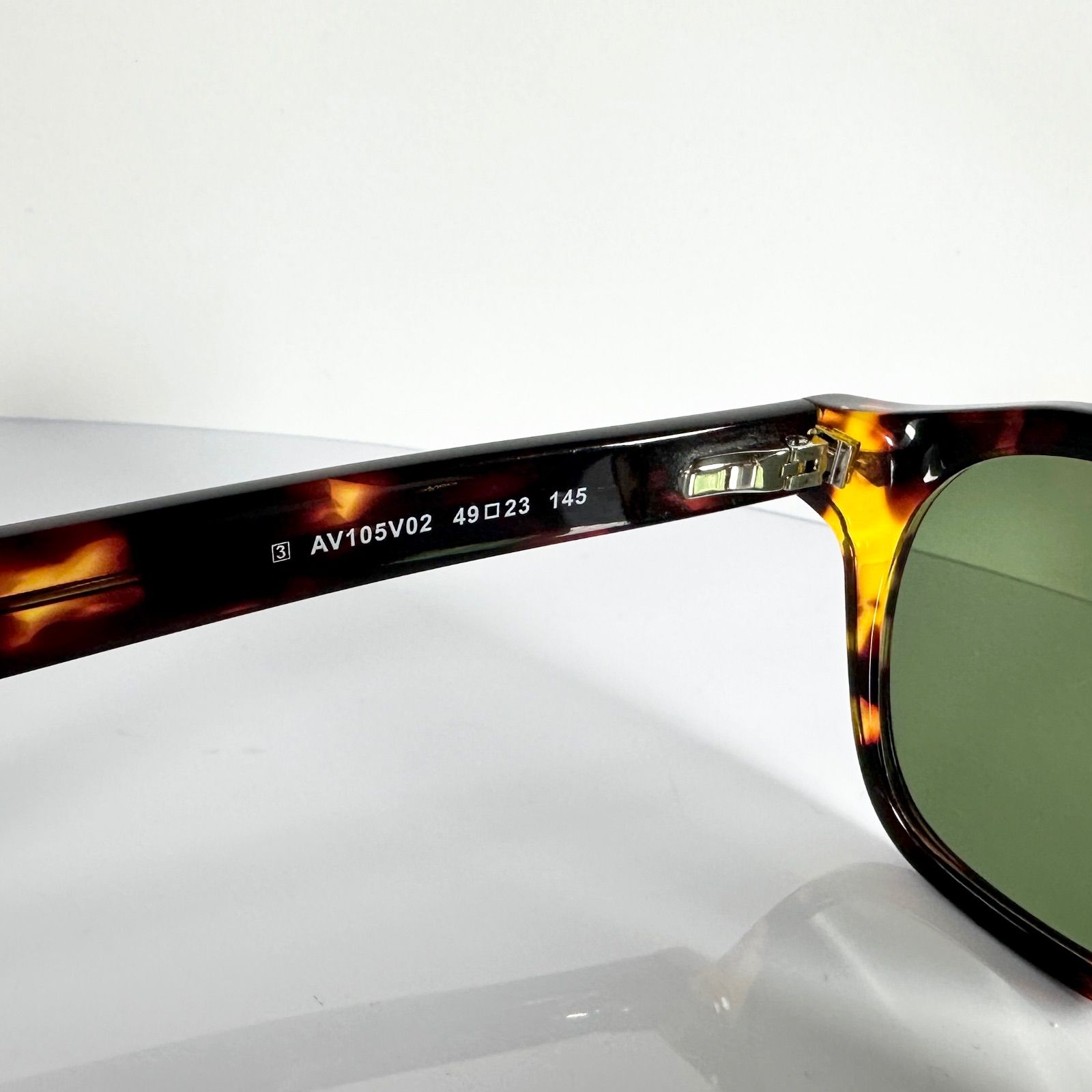 処分価格 未使用・新品】イタリア社 菱形ヒンジ サングラス 黒 / 純正